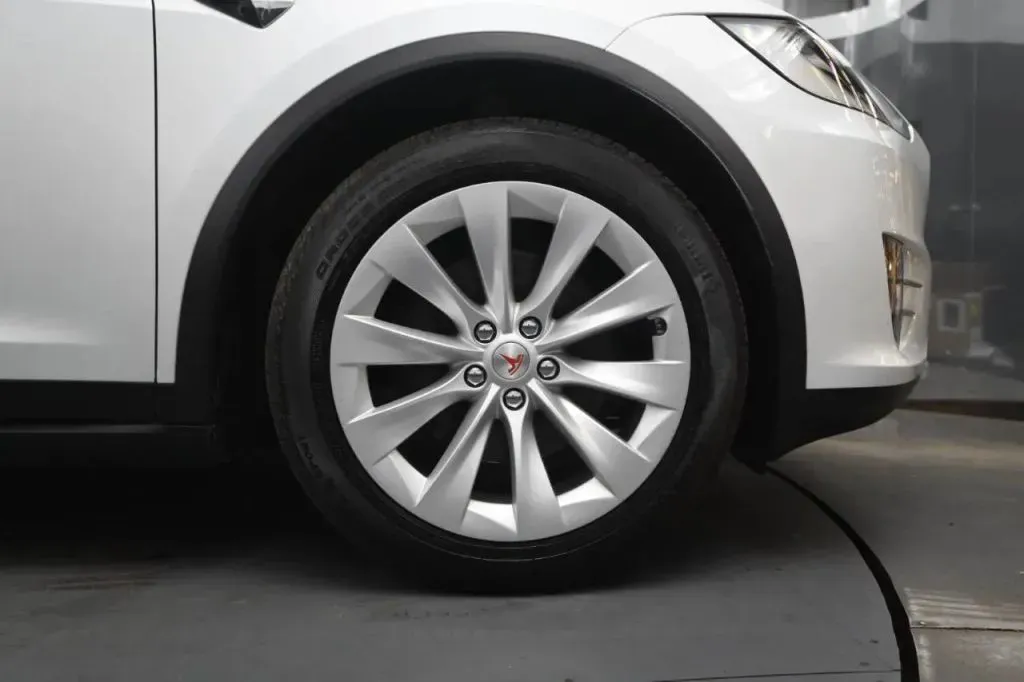 Tesla Model X photo 20
