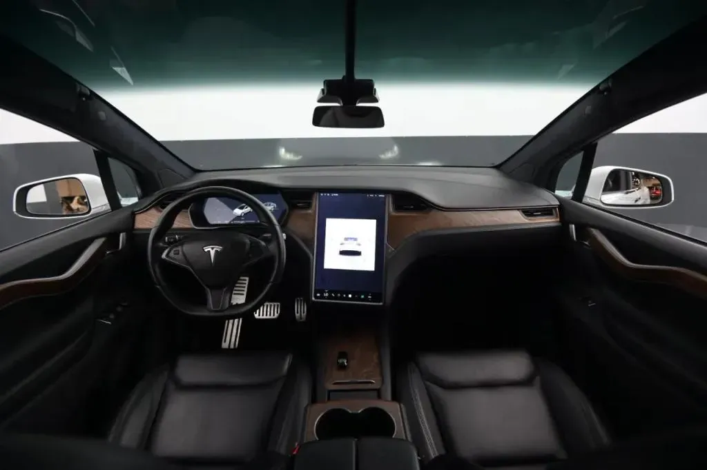 Tesla Model X photo 29