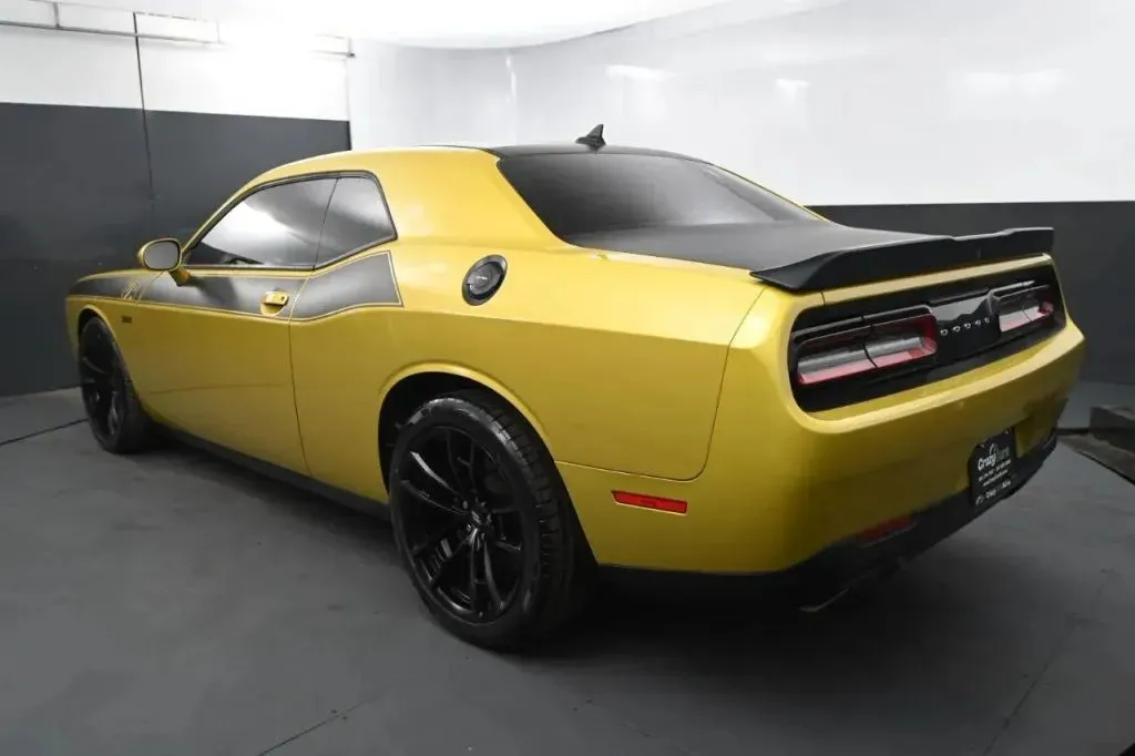 Dodge Challenger photo 3