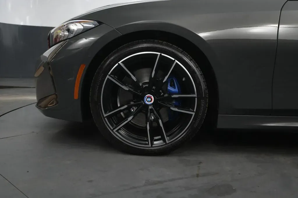 BMW 3 Series photo 11