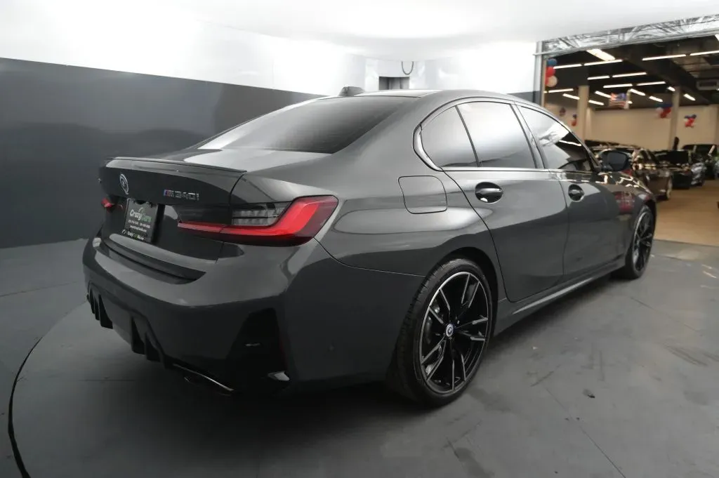 BMW 3 Series photo 5