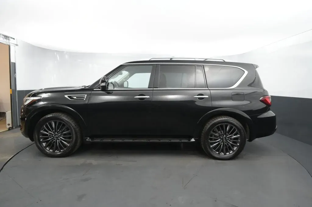 Infiniti QX80 photo 2