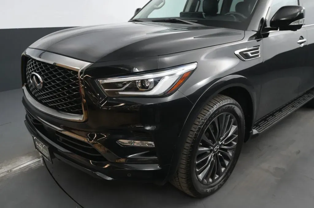 Infiniti QX80 photo 11