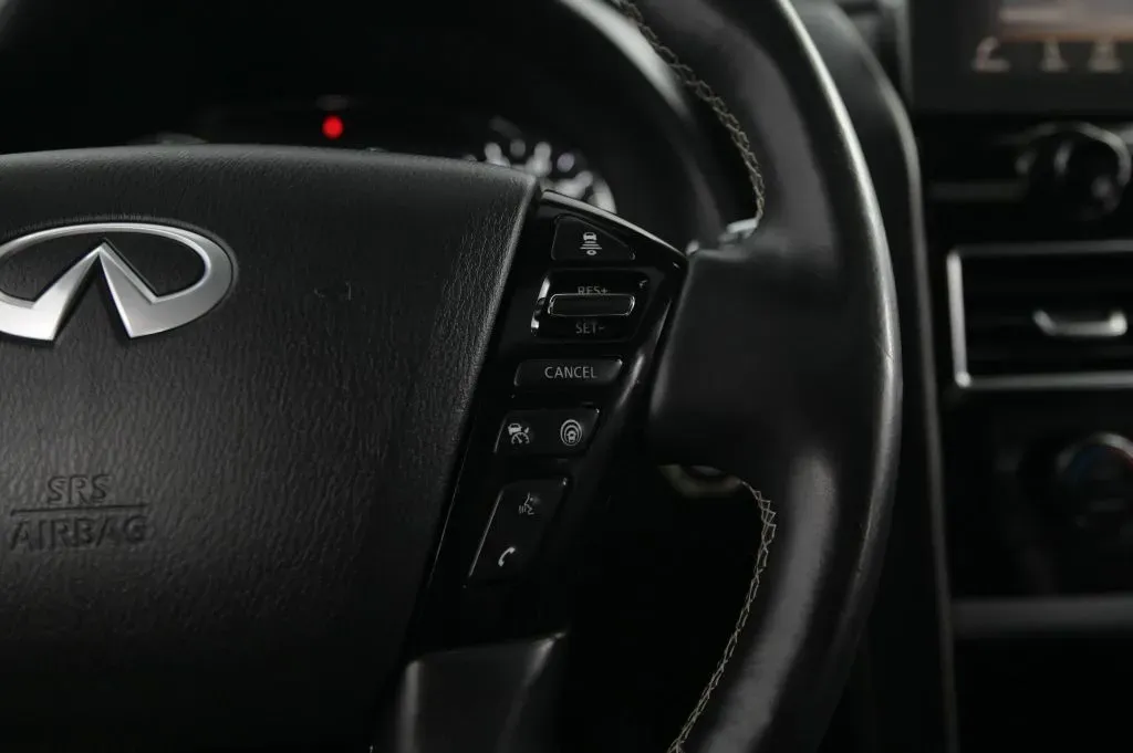 Infiniti QX80 photo 23