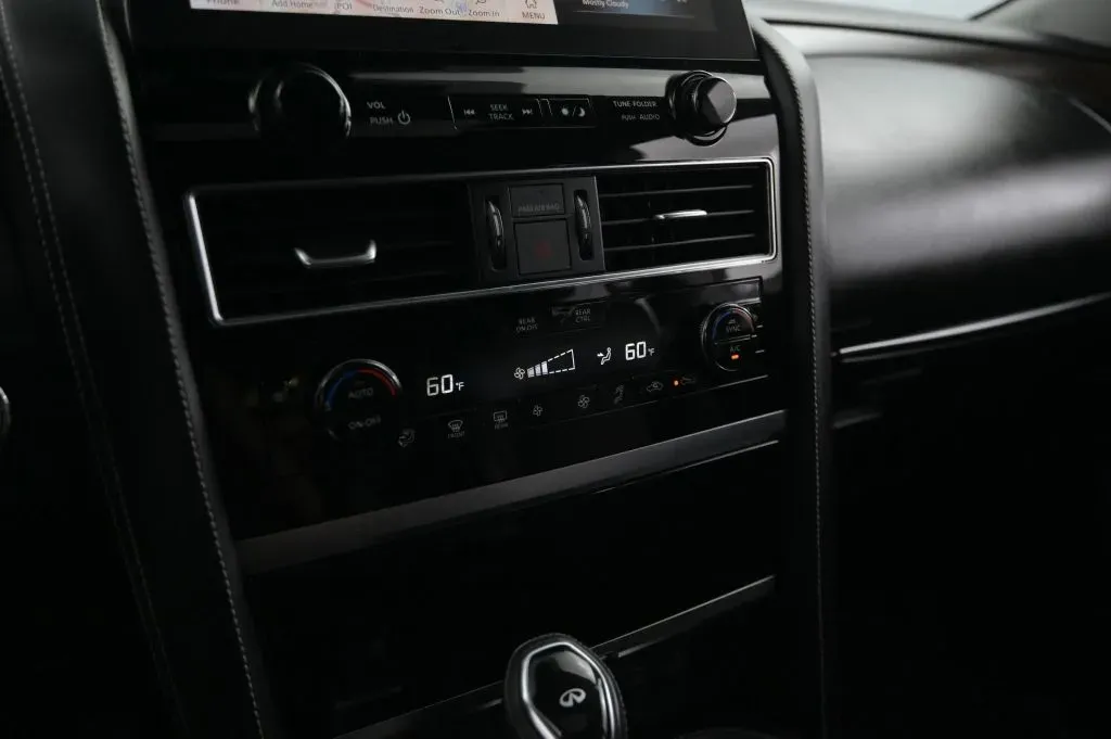 Infiniti QX80 photo 27
