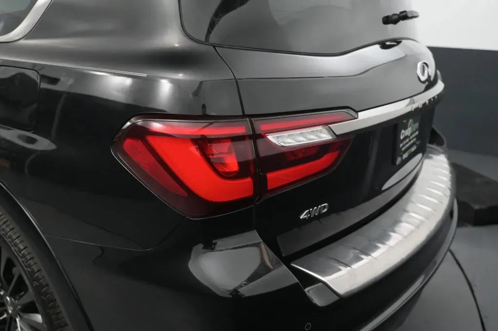 Infiniti QX80 photo 17