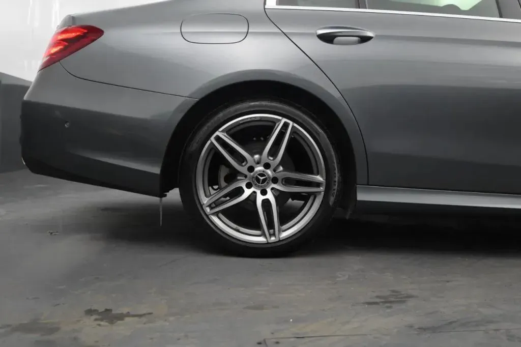 Mercedes-Benz E-Class photo 16