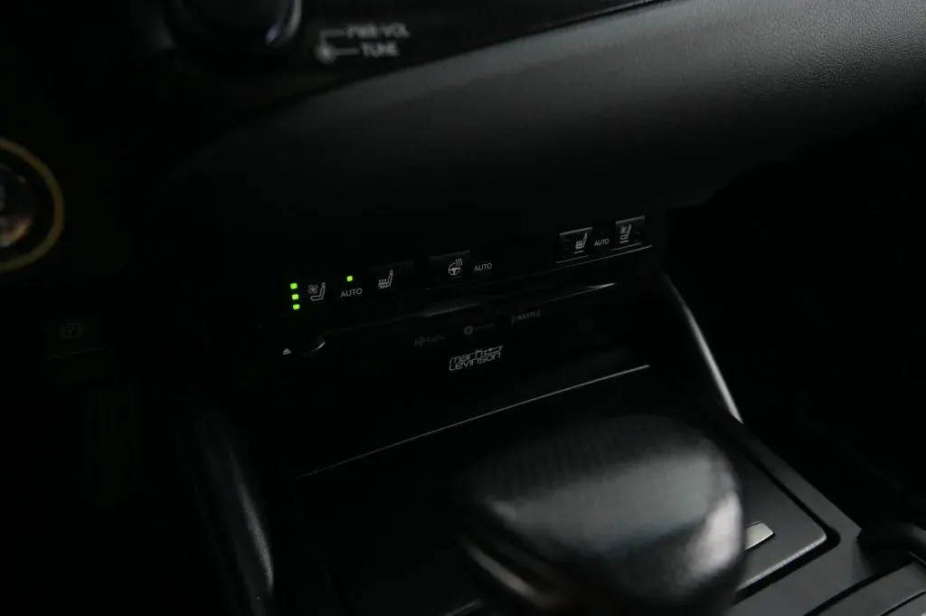 Lexus ES photo 33