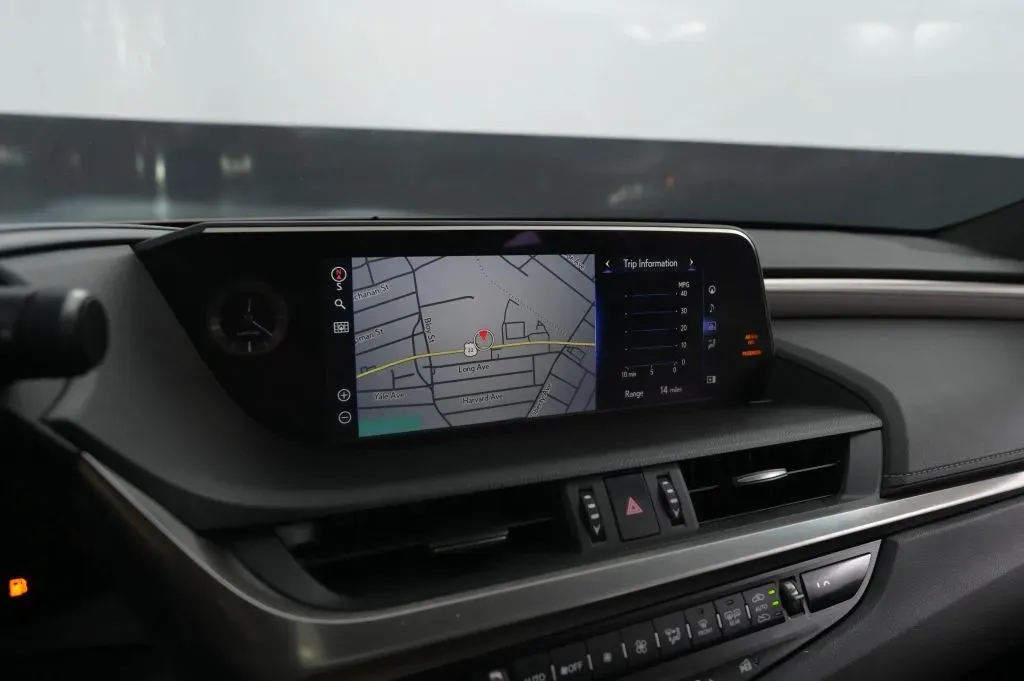 Lexus ES photo 25
