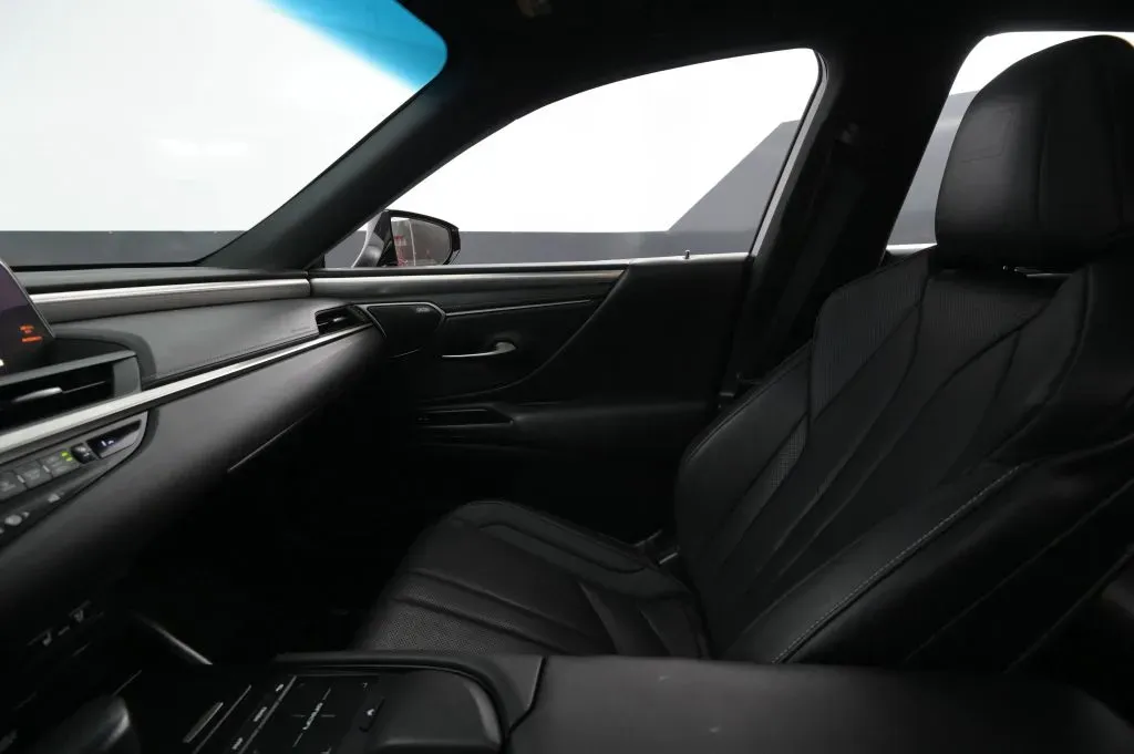 Lexus ES photo 34