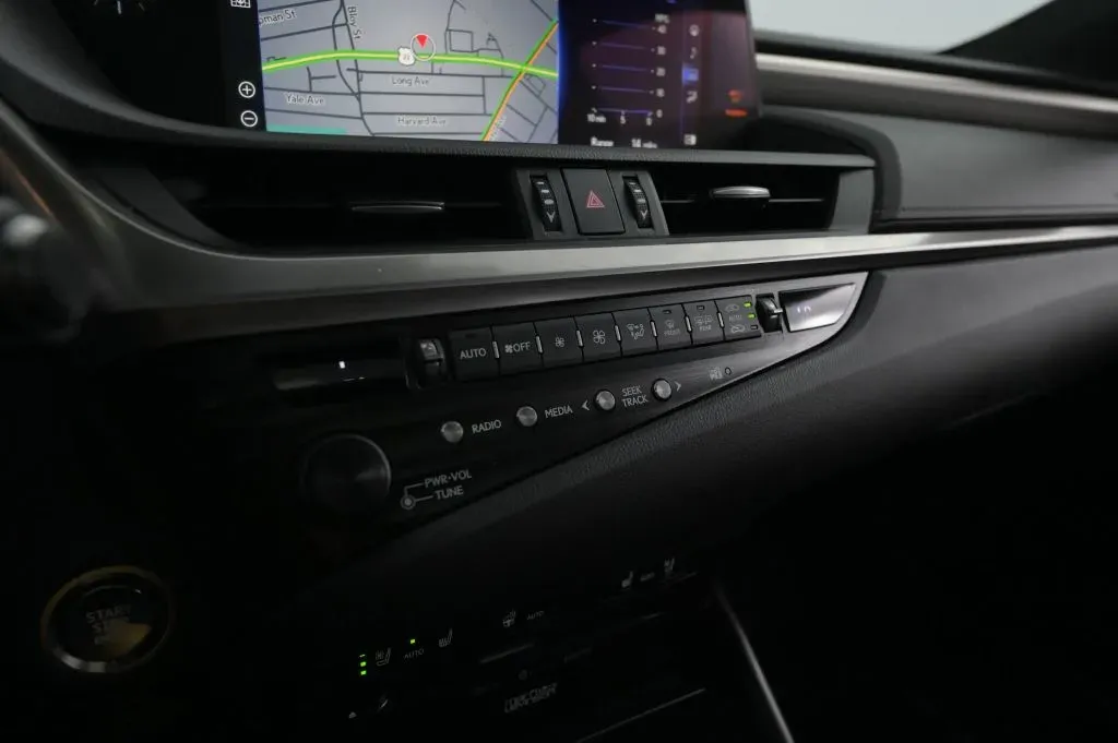 Lexus ES photo 27