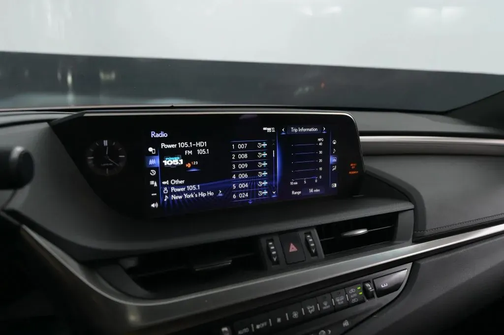 Lexus ES photo 24