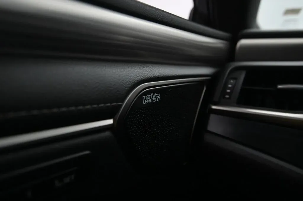 Lexus ES photo 32