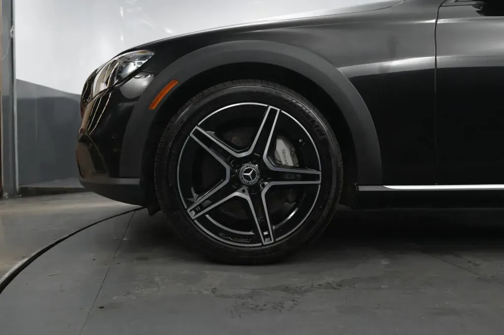 Mercedes-Benz E-Class photo 11
