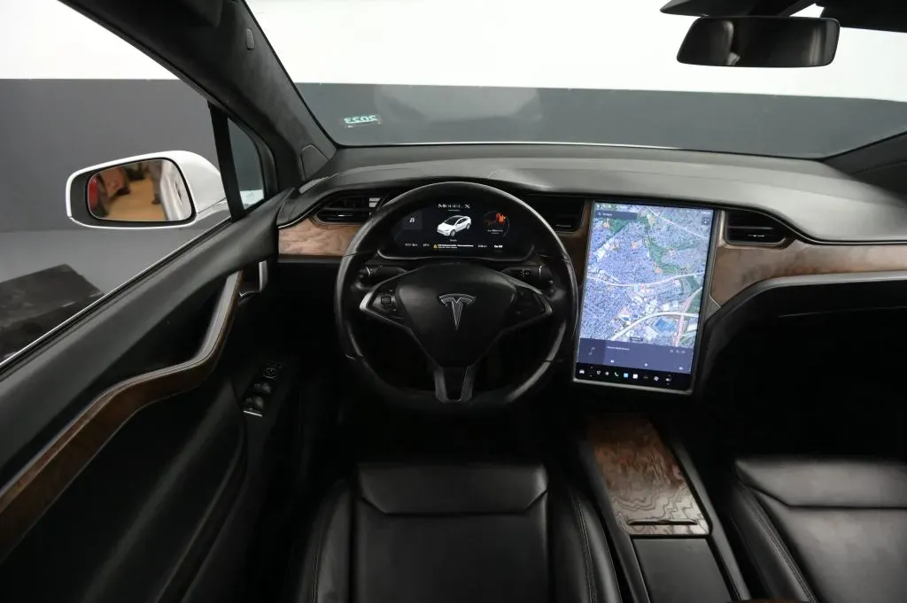 Tesla Model X photo 37
