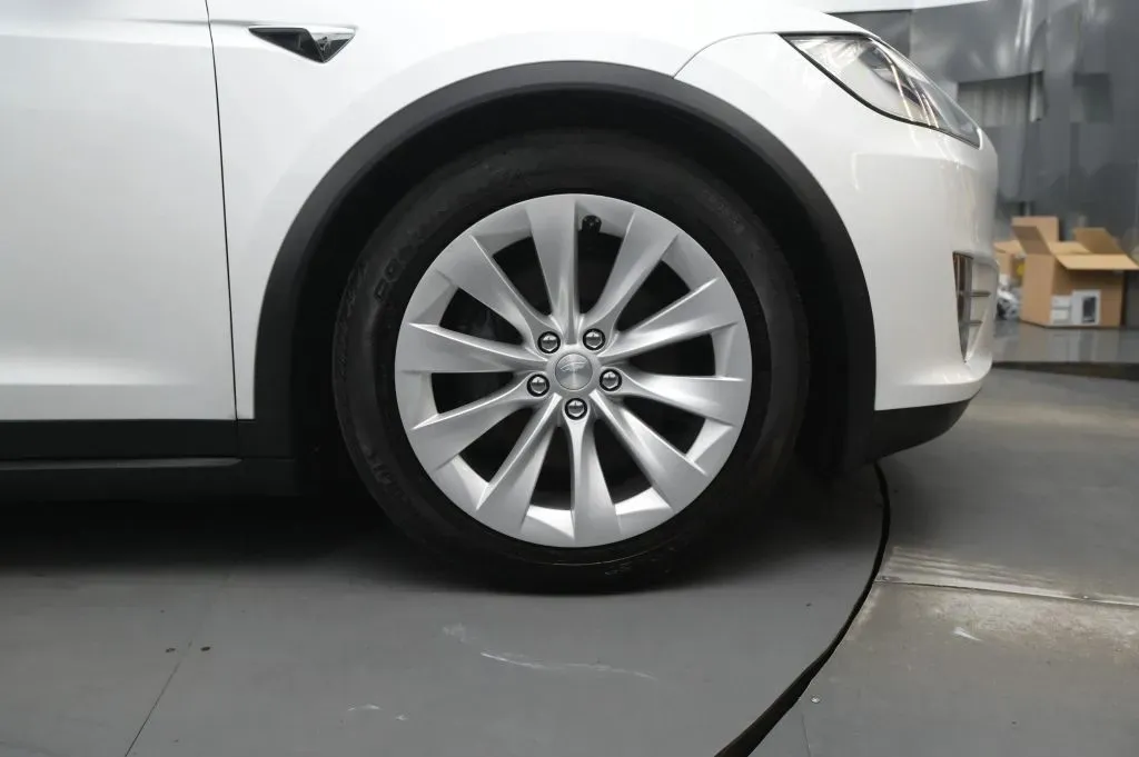 Tesla Model X photo 21