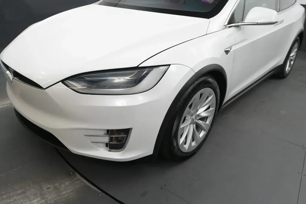 Tesla Model X photo 9