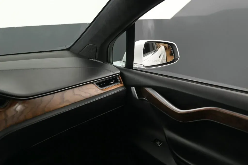Tesla Model X photo 35