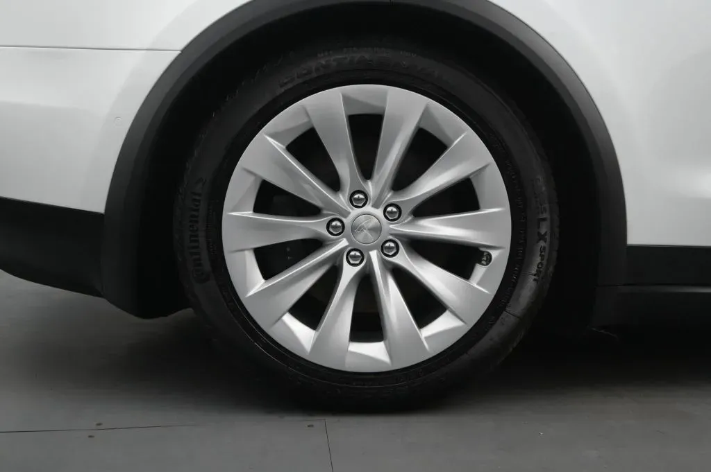 Tesla Model X photo 20