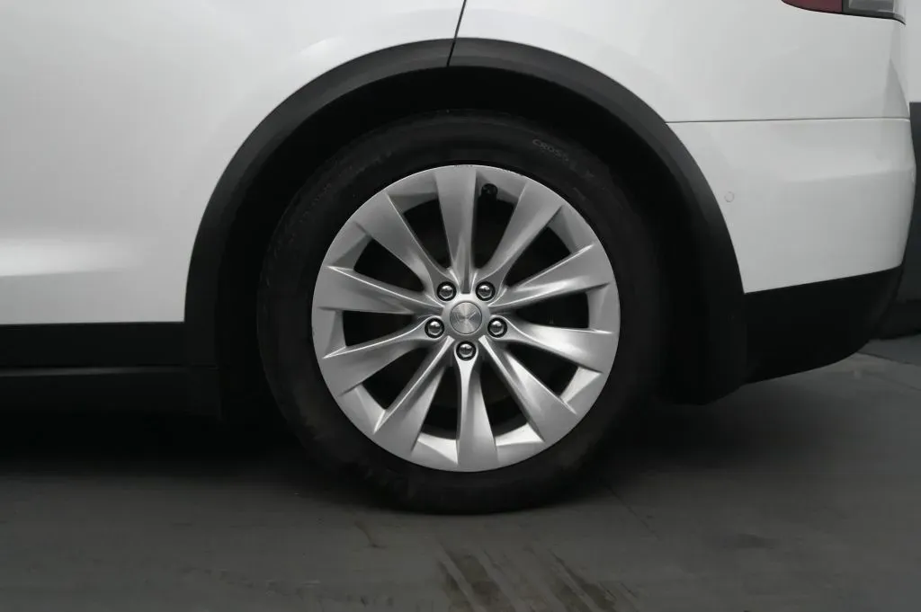 Tesla Model X photo 16