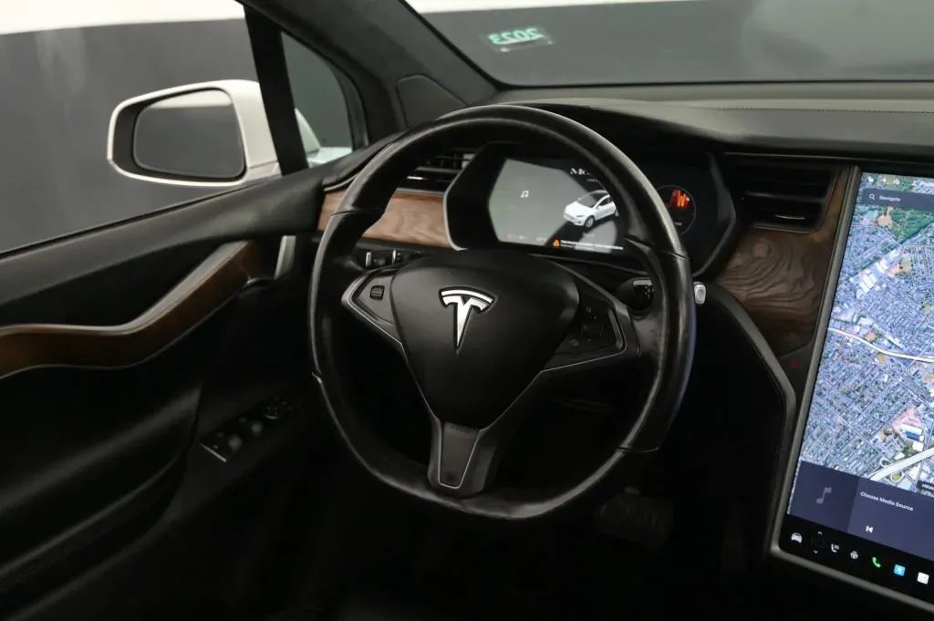 Tesla Model X photo 36