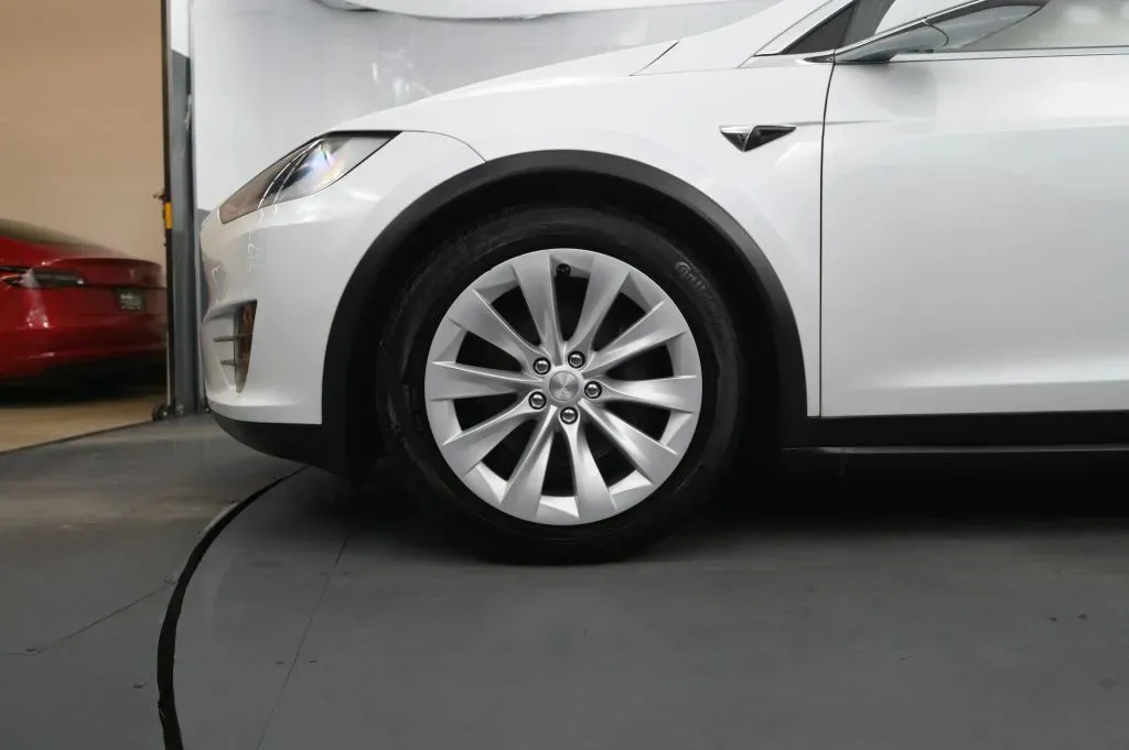 Tesla Model X photo 10