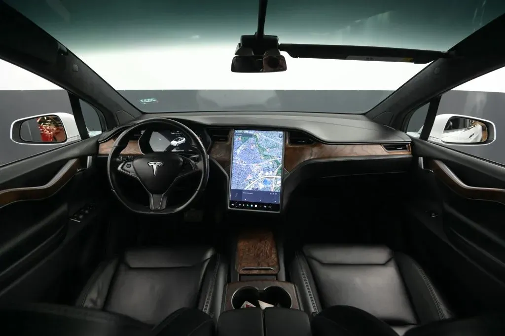 Tesla Model X photo 32