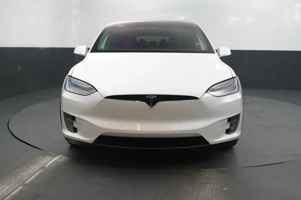 Tesla Model X photo 8