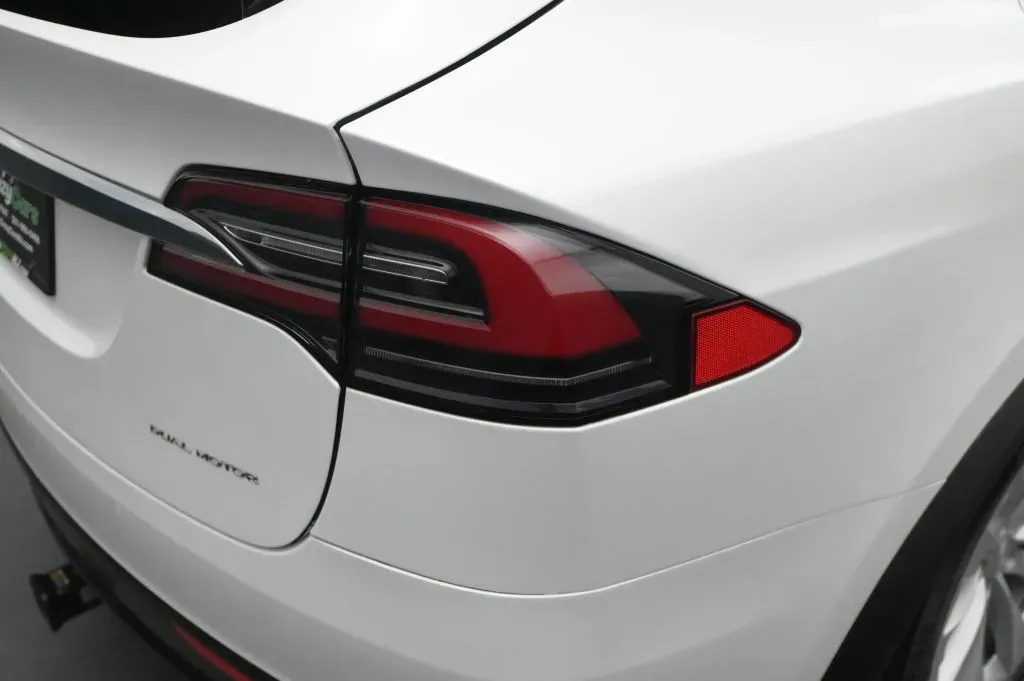 Tesla Model X photo 19