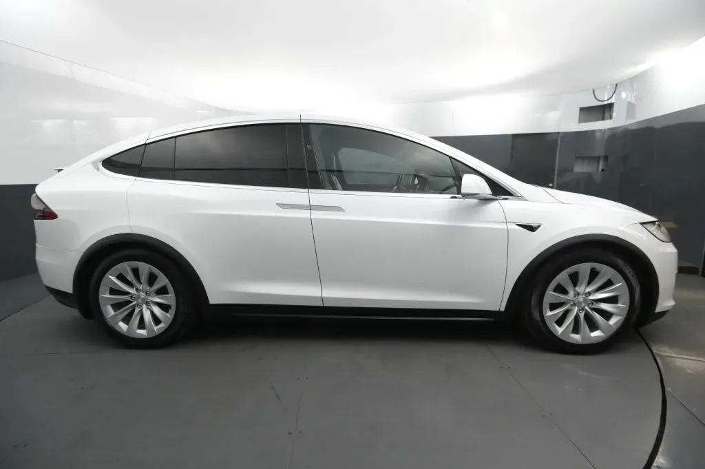 Tesla Model X photo 6