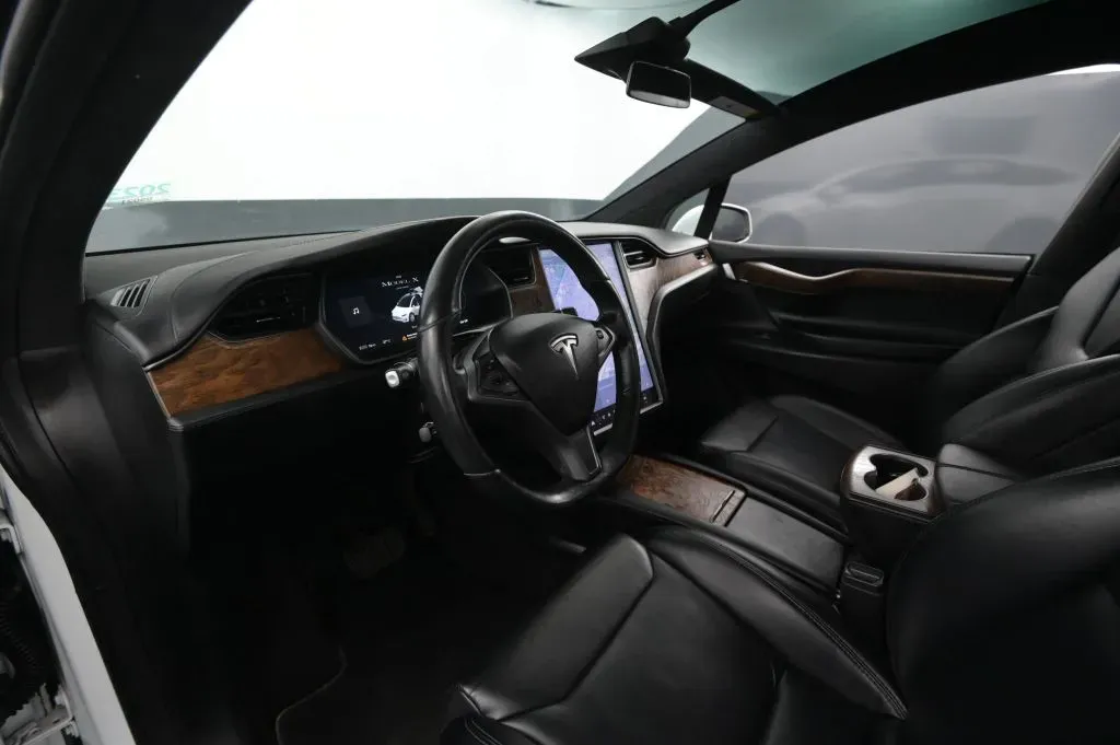 Tesla Model X photo 40