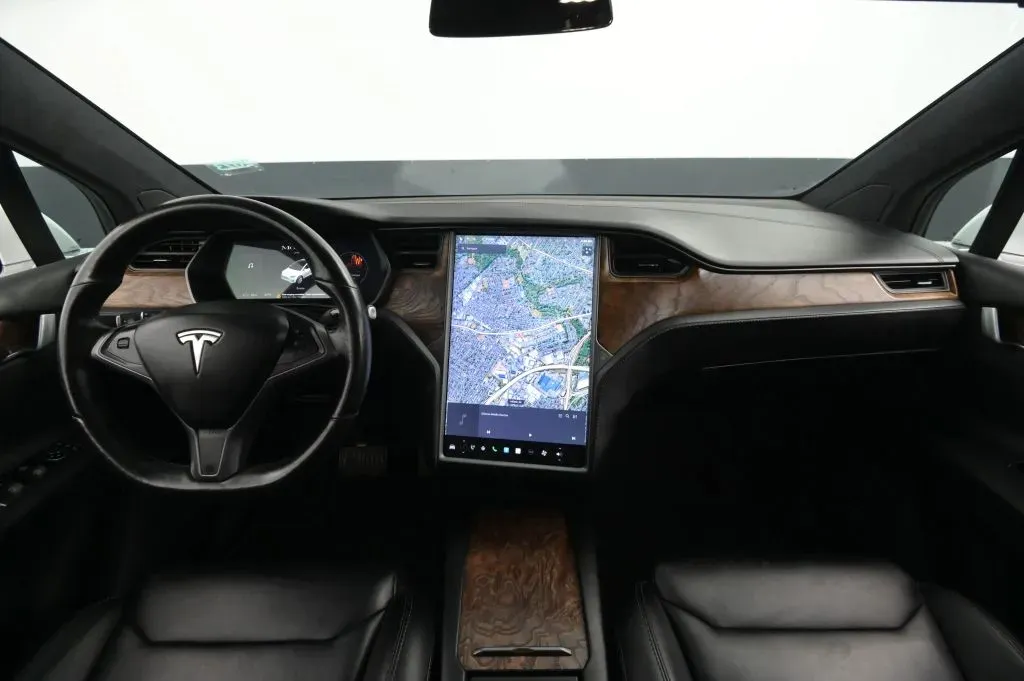 Tesla Model X photo 33