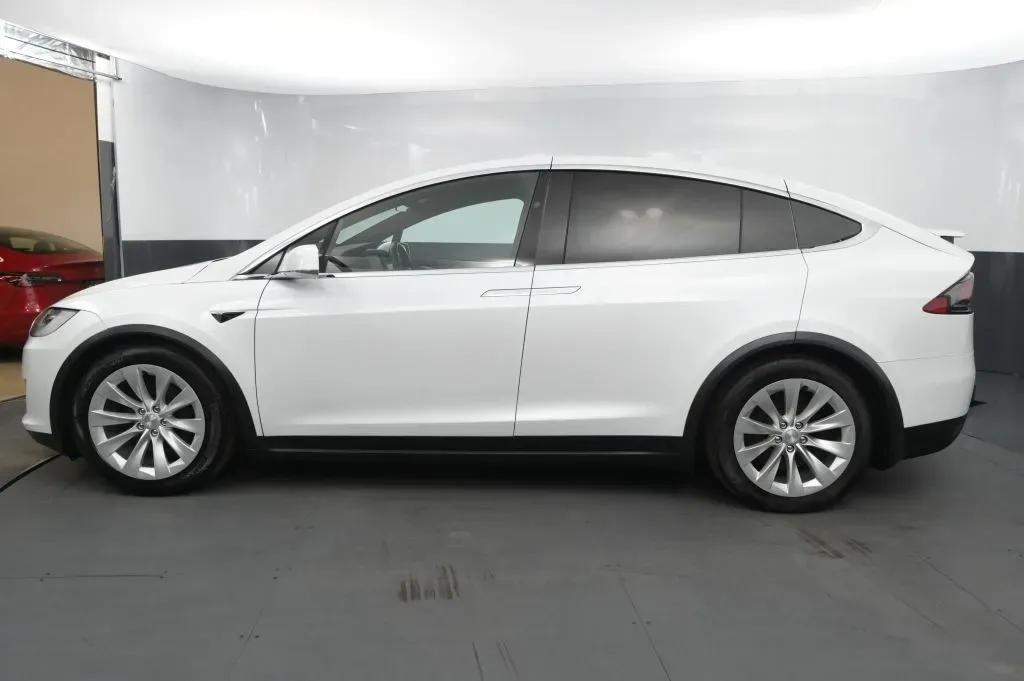 Tesla Model X photo 2