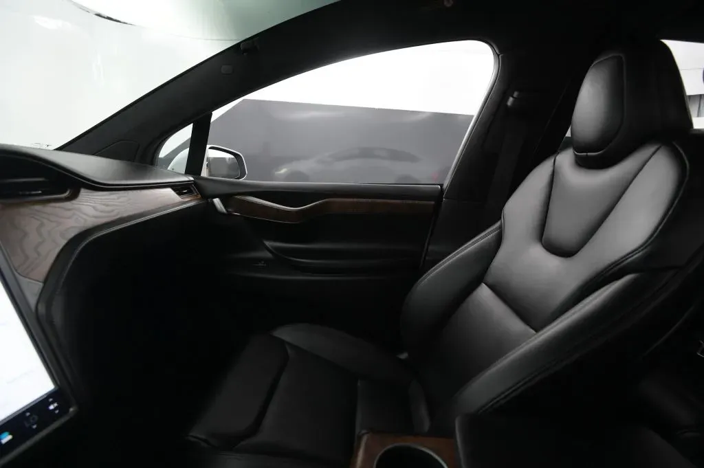 Tesla Model X photo 25