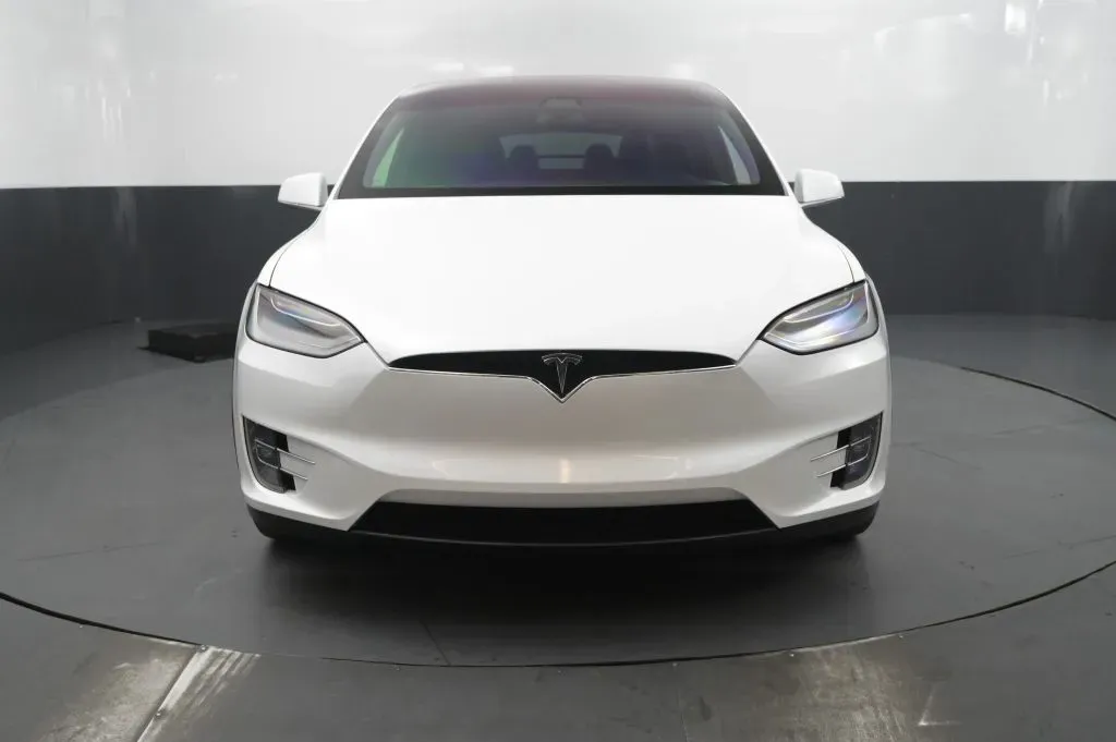 Tesla Model X photo 8