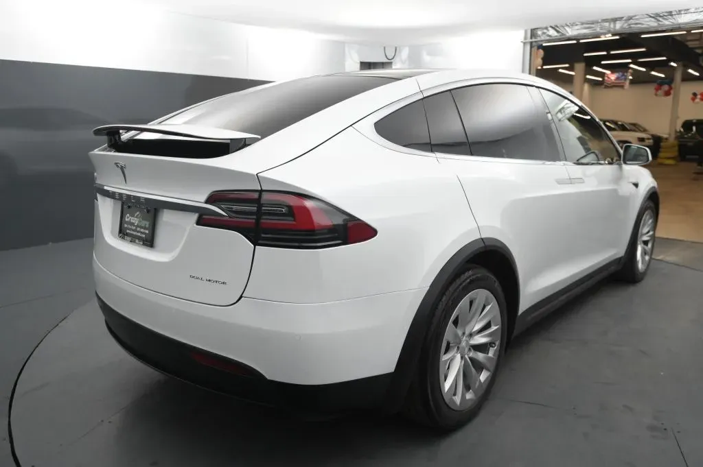 Tesla Model X photo 5