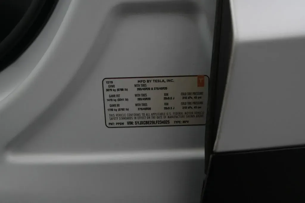Tesla Model X photo 19