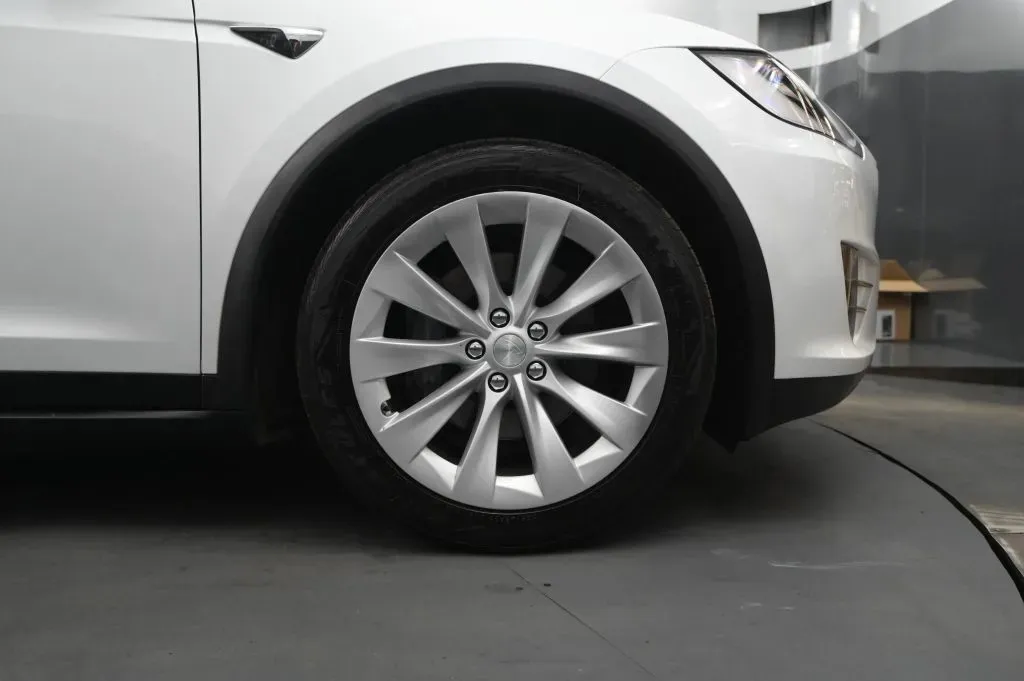 Tesla Model X photo 17
