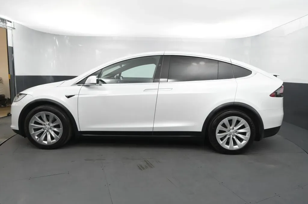 Tesla Model X photo 2