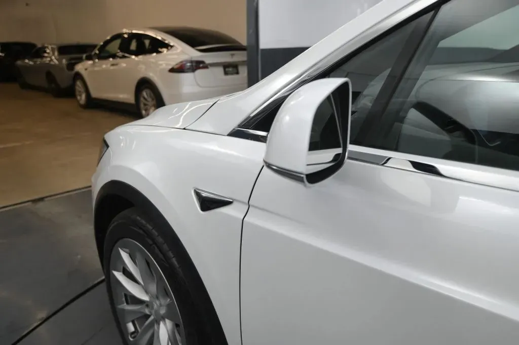 Tesla Model X photo 12