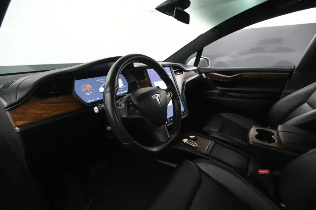 Tesla Model X photo 34