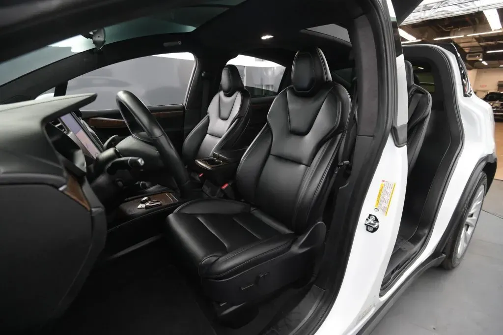Tesla Model X photo 35