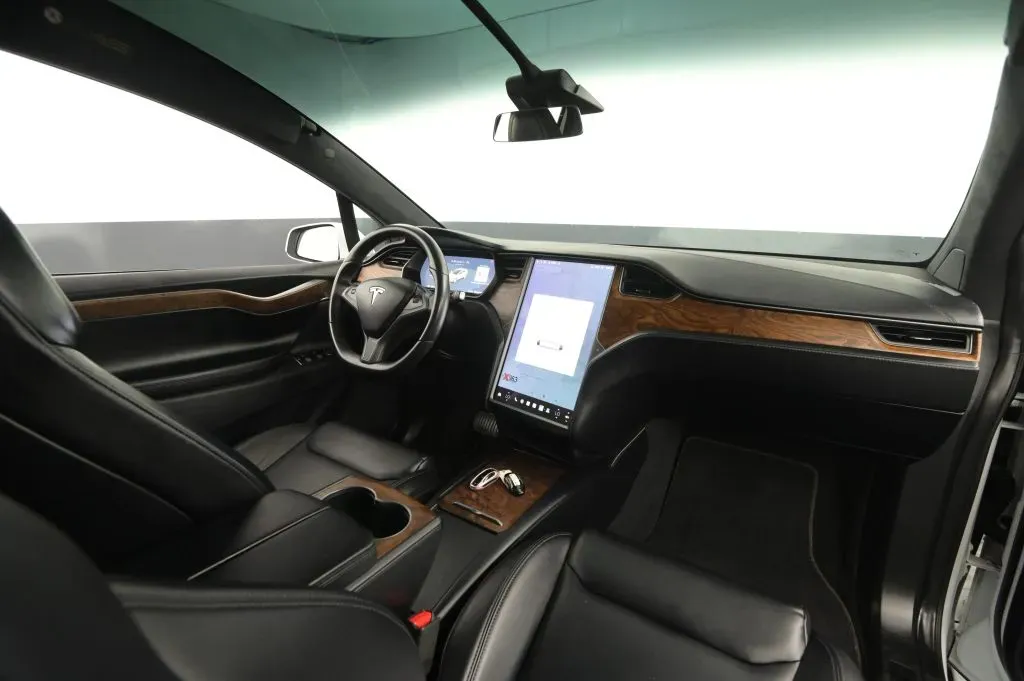 Tesla Model X photo 43