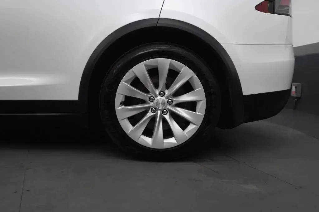 Tesla Model X photo 14