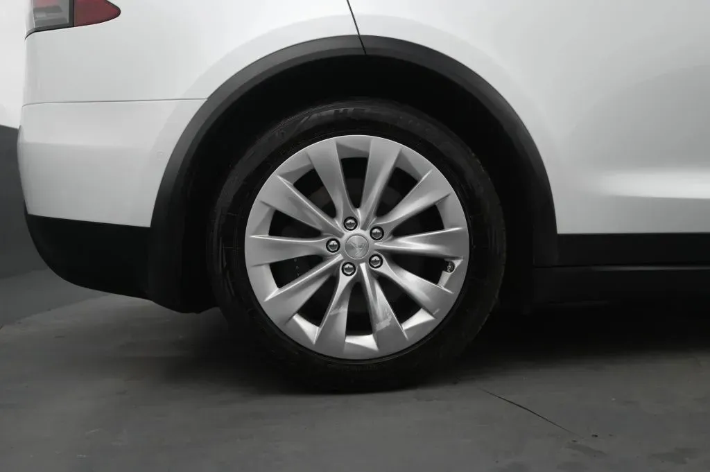 Tesla Model X photo 16