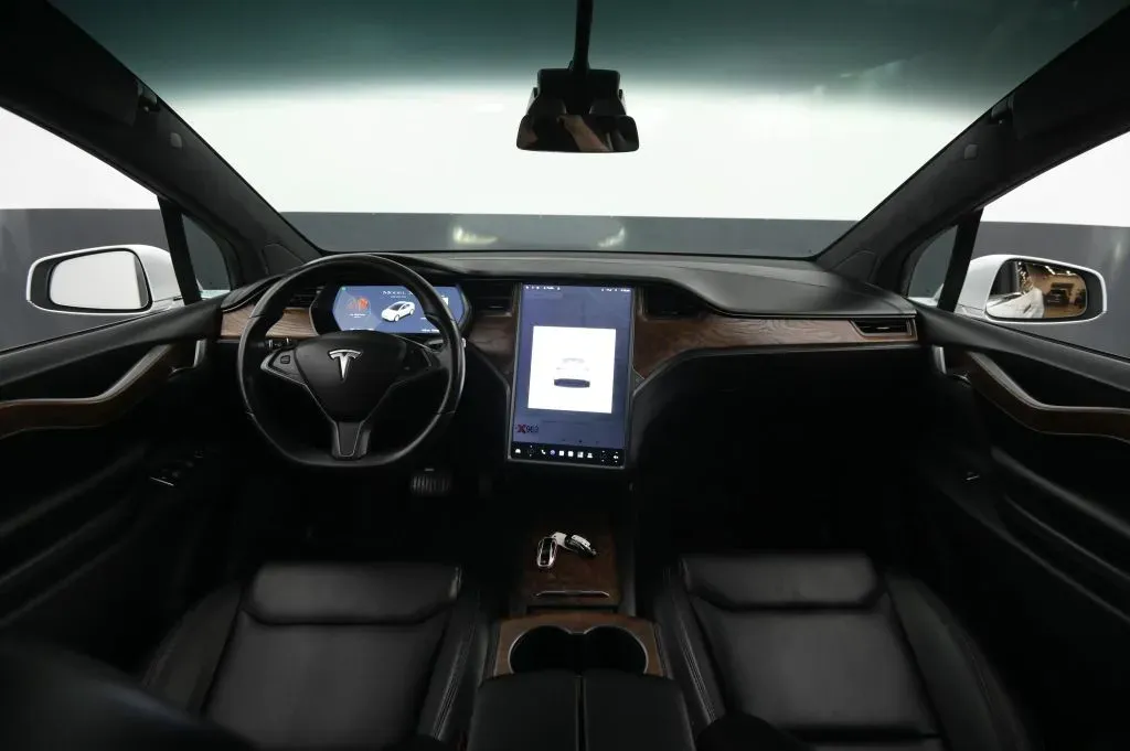 Tesla Model X photo 26
