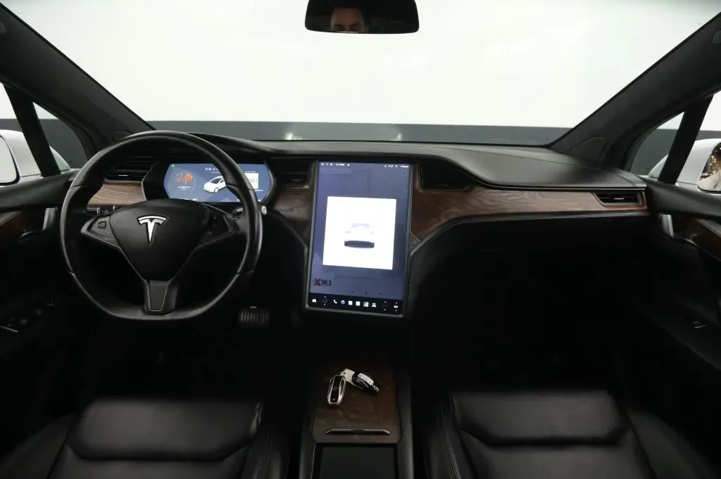 Tesla Model X photo 27