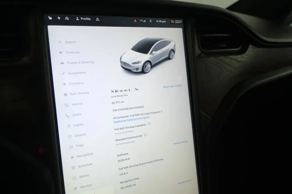 Tesla Model X photo 23