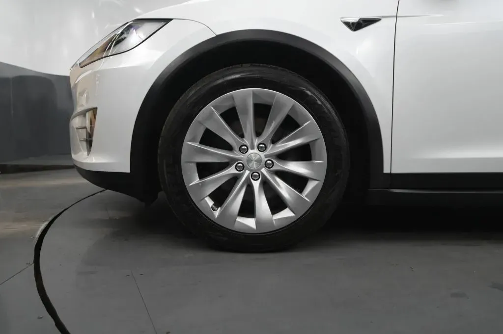 Tesla Model X photo 10
