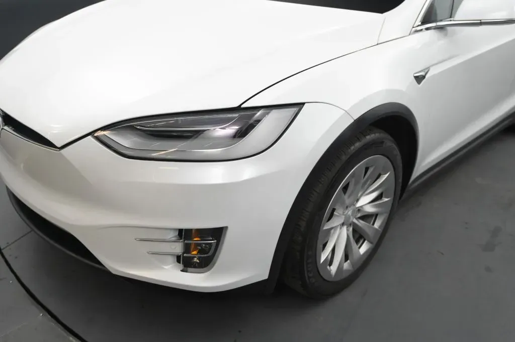 Tesla Model X photo 9